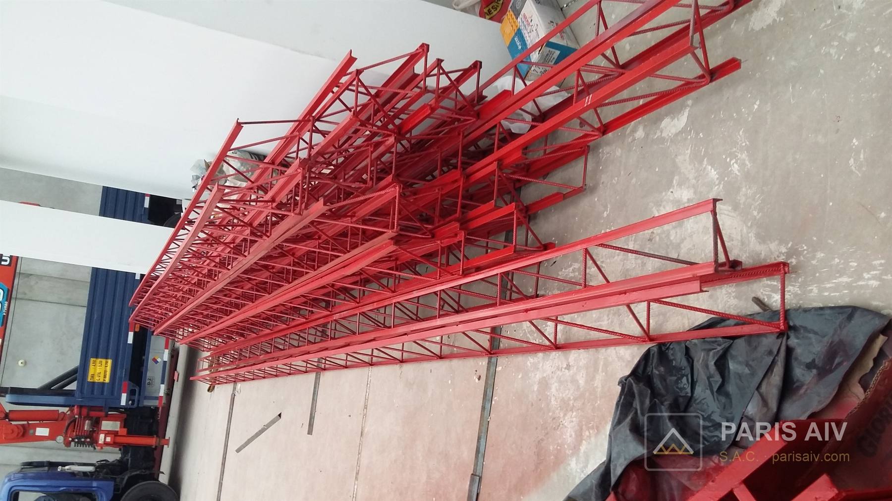 Tijerales rojos armados en el taller