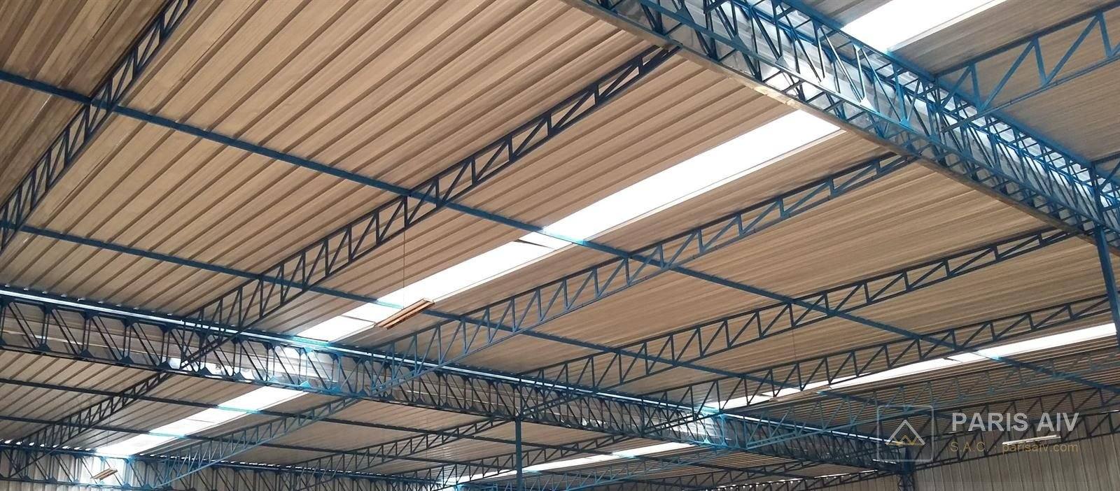 Tijerales azules y cubierta metálica dentro de una nave