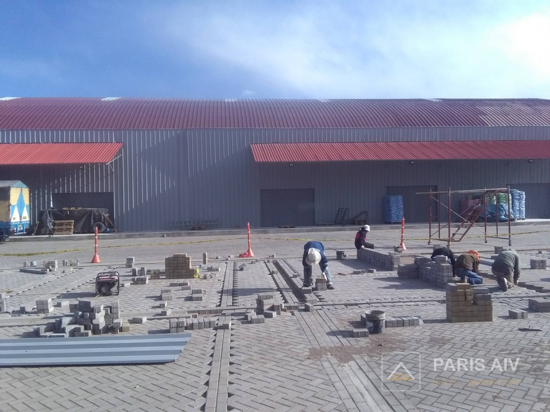 Nave industrial larga con techo gris