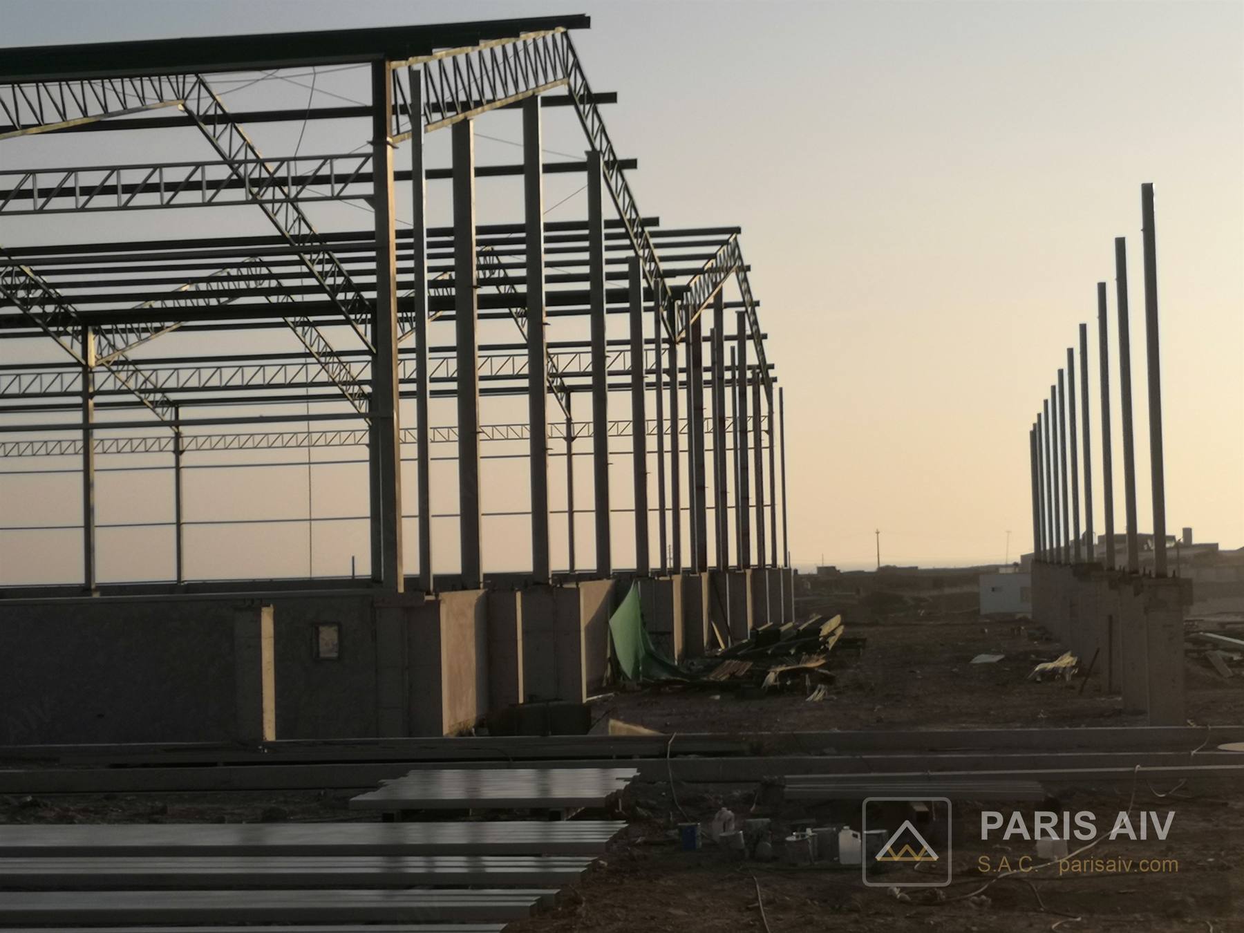 Pórticos metálicos al atardecer en una obra abierta