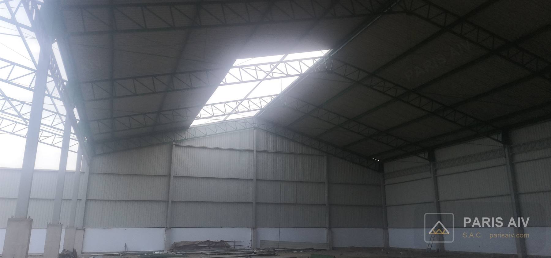 Interior de nave con claraboya y cierres metálicos