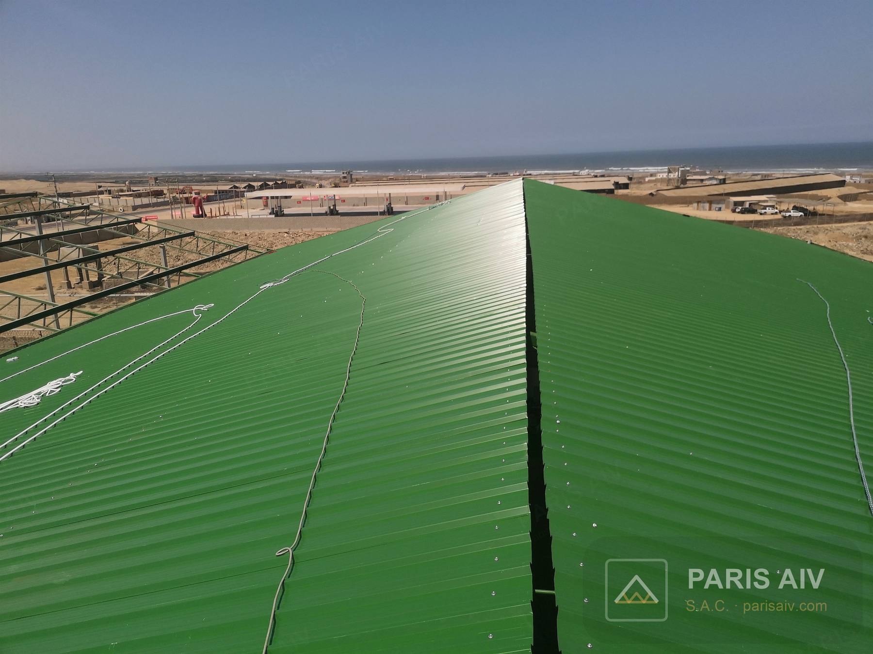 Techo de planchas verdes sobre estructura metálica